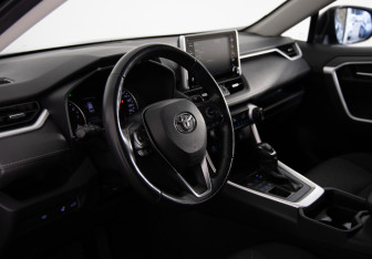 Подержанный автомобиль Toyota RAV4 2020 года (10 фото)