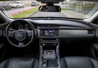 Подержанный автомобиль Jaguar XF Sedan 2016 года (10 фото)