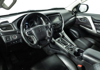 Подержанный автомобиль Mitsubishi Pajero Sport 2017 года (11 фото)