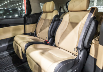 Подержанный автомобиль Kia Carnival 2021 года (14 фото)