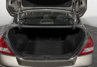 Подержанный автомобиль Nissan Tiida Sedan 2008 года (13 фото)