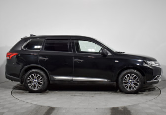 Подержанный автомобиль Mitsubishi Outlander 2018 года (4 фото)