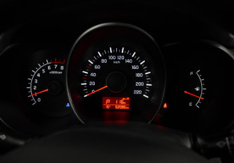 Подержанный автомобиль Kia Rio Hatchback 2015 года (18 фото)