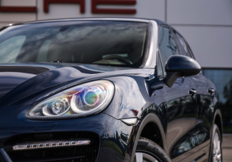Подержанный автомобиль Porsche Cayenne 2010 года (2 фото)
