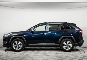 Подержанный автомобиль Toyota RAV4 2020 года (8 фото)