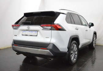 Подержанный автомобиль Toyota RAV4 2021 года (5 фото)