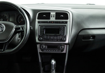 Подержанный автомобиль Volkswagen Polo Sedan 2016 года (14 фото)