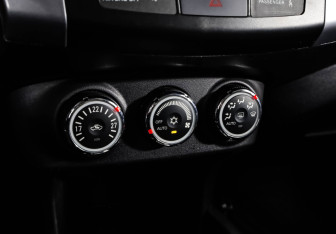 Подержанный автомобиль Peugeot 4007 2010 года (13 фото)