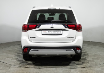 Подержанный автомобиль Mitsubishi Outlander 2019 года (6 фото)