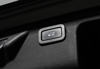 Подержанный автомобиль Land Rover Discovery Sport 2015 года (19 фото)