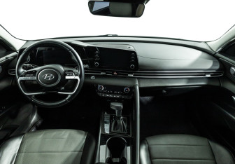 Подержанный автомобиль Hyundai Elantra Sedan 2022 года (13 фото)
