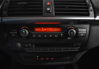 Подержанный автомобиль BMW X5 2012 года (16 фото)