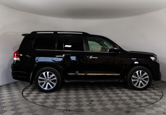 Подержанный автомобиль Toyota Land Cruiser Suv 2016 года (4 фото)