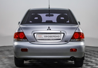Подержанный автомобиль Mitsubishi Lancer Sedan 2006 года (6 фото)