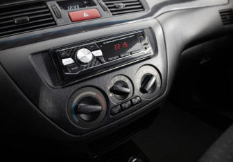 Подержанный автомобиль Mitsubishi Lancer Wagon 2005 года (12 фото)