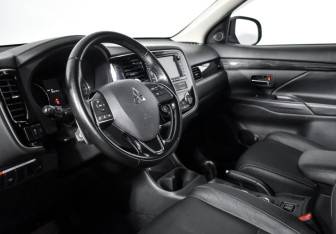 Подержанный автомобиль Mitsubishi Outlander 2015 года (9 фото)