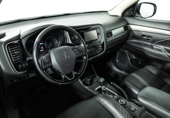 Подержанный автомобиль Mitsubishi Outlander 2015 года (11 фото)