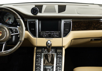Подержанный автомобиль Porsche Macan 2015 года (14 фото)