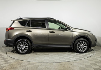 Подержанный автомобиль Toyota RAV4 2015 года (4 фото)