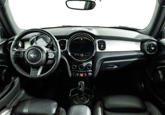 Подержанный автомобиль MINI Hatch 2021 года (13 фото)