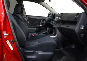 Подержанный автомобиль Toyota RAV4 2011 года (23 фото)