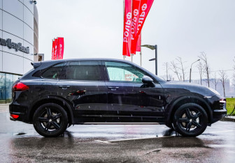 Подержанный автомобиль Porsche Cayenne 2011 года (6 фото)