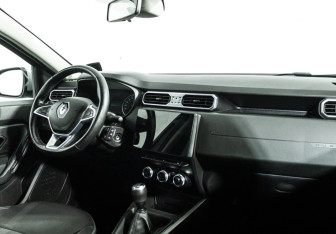 Подержанный автомобиль Renault Duster 2021 года (9 фото)