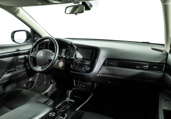 Подержанный автомобиль Mitsubishi Outlander 2019 года (9 фото)