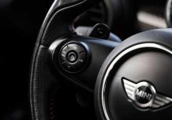 Подержанный автомобиль MINI Hatch 2016 года (14 фото)