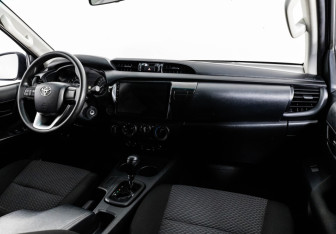 Подержанный автомобиль Toyota Hilux 2022 года (9 фото)