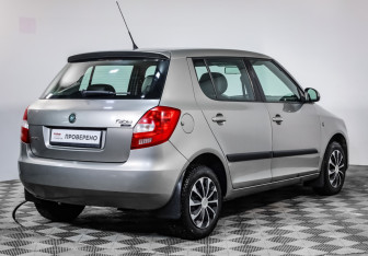 Подержанный автомобиль Skoda Fabia Hatchback 2011 года (4 фото)