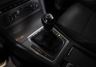 Подержанный автомобиль Volkswagen Golf Hatchback 2013 года (15 фото)