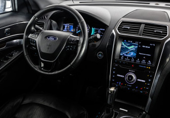 Подержанный автомобиль Ford Explorer 2017 года (14 фото)
