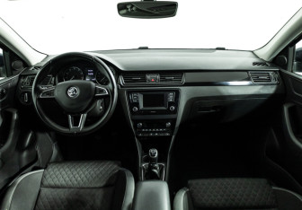 Подержанный автомобиль Skoda Rapid Liftback 2015 года (13 фото)