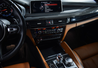 Подержанный автомобиль BMW X5 M 2015 года (18 фото)