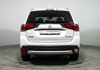 Подержанный автомобиль Mitsubishi Outlander 2018 года (6 фото)