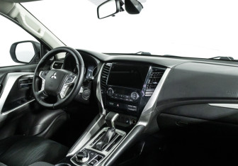 Подержанный автомобиль Mitsubishi Pajero Sport 2019 года (9 фото)