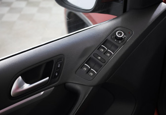 Подержанный автомобиль Volkswagen Tiguan 2011 года (14 фото)