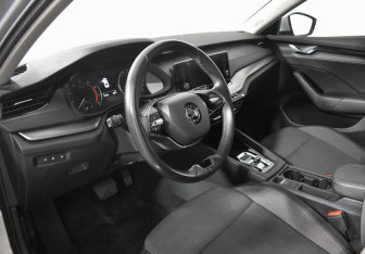 Подержанный автомобиль Skoda Octavia Liftback 2021 года (9 фото)