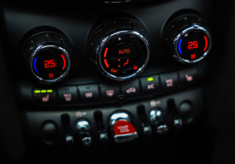 Подержанный автомобиль MINI Hatch 2019 года (17 фото)