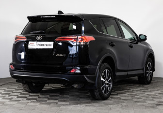 Подержанный автомобиль Toyota RAV4 2017 года (5 фото)