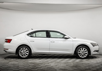Подержанный автомобиль Skoda Superb Liftback 2018 года (4 фото)