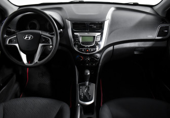 Подержанный автомобиль Hyundai Solaris Sedan 2011 года (14 фото)
