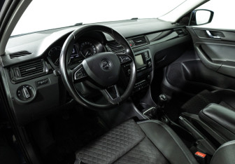 Подержанный автомобиль Skoda Rapid Liftback 2015 года (11 фото)