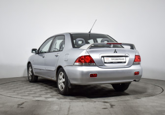 Подержанный автомобиль Mitsubishi Lancer Sedan 2005 года (7 фото)