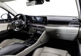 Подержанный автомобиль Kia K5 2021 года (11 фото)