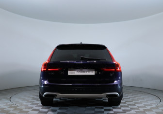 Подержанный автомобиль Volvo V90 Cross Country 2017 года (6 фото)