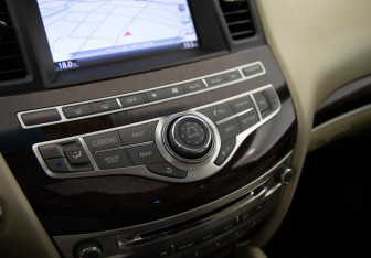 Подержанный автомобиль Infiniti QX60 2017 года (18 фото)