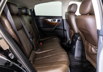 Подержанный автомобиль Infiniti QX70 2015 года (25 фото)