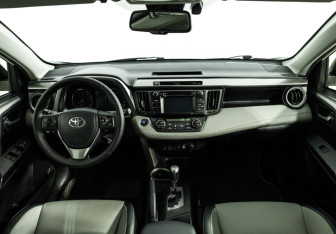 Подержанный автомобиль Toyota RAV4 2016 года (13 фото)